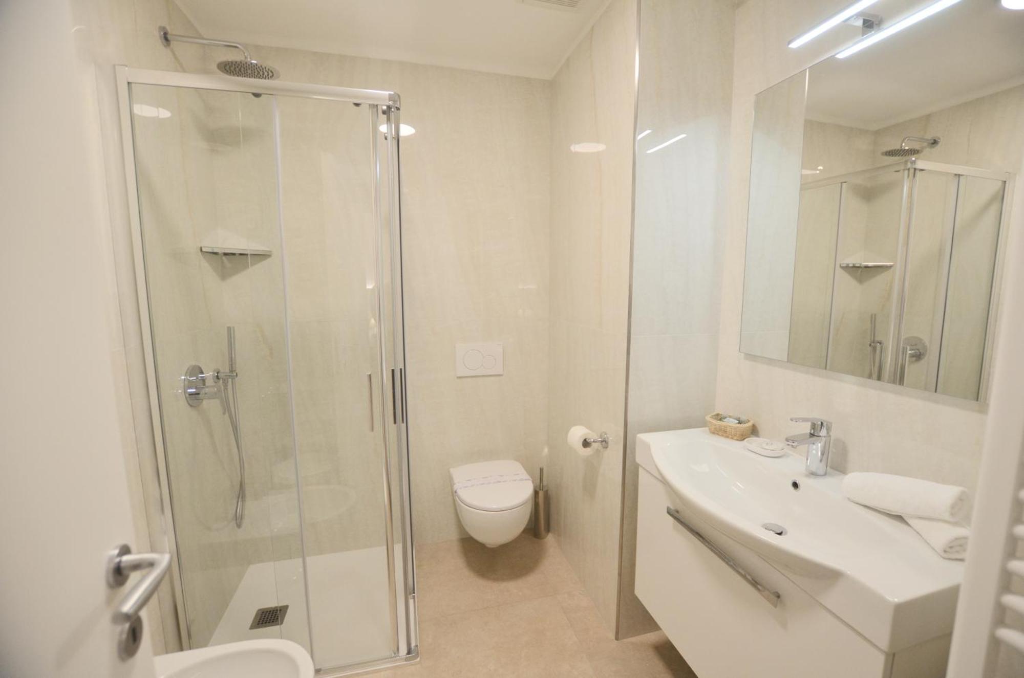 Villa Phoenix - Lake Apartments Riva del Garda Luaran gambar