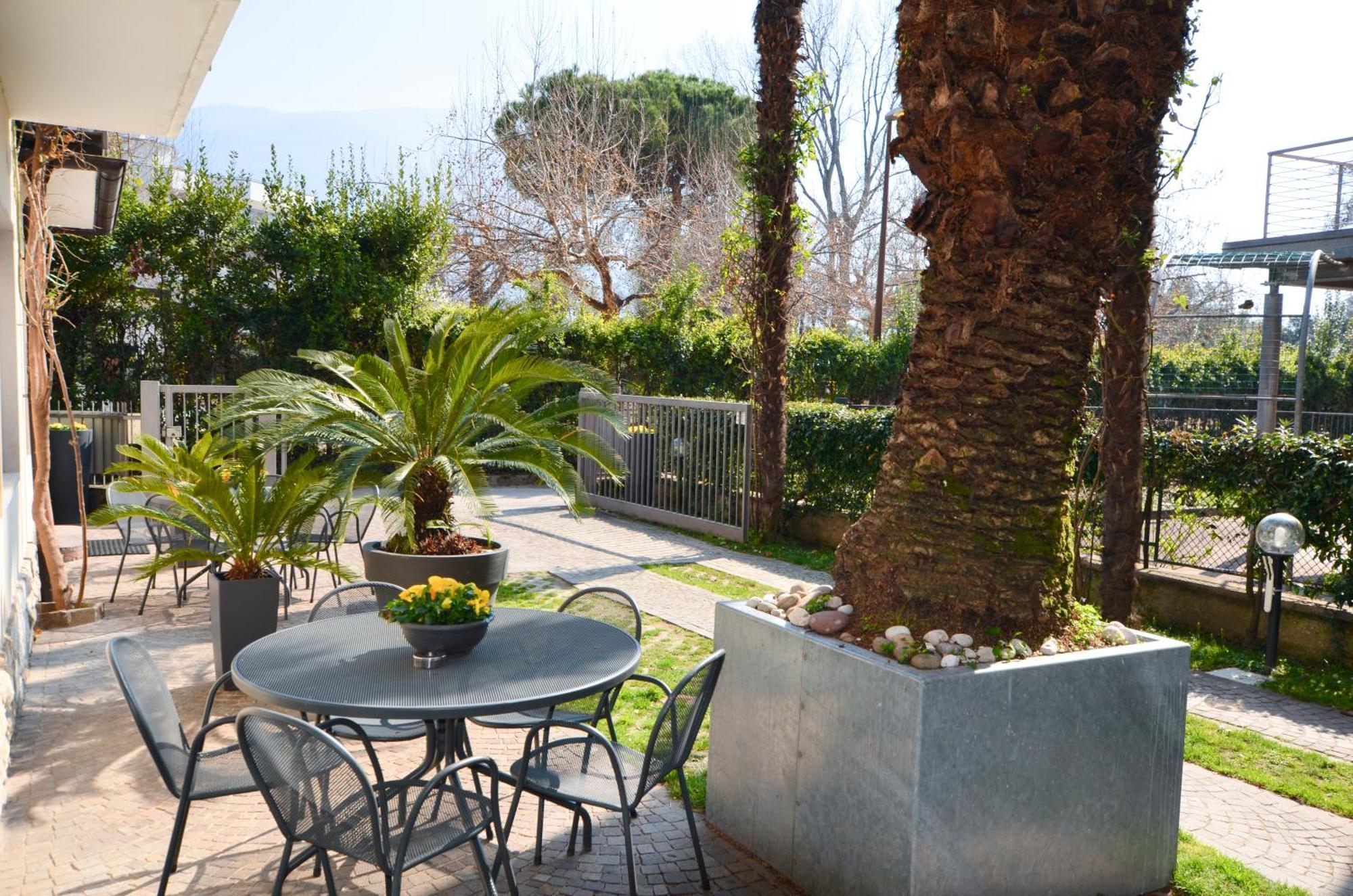 Villa Phoenix - Lake Apartments Riva del Garda Luaran gambar