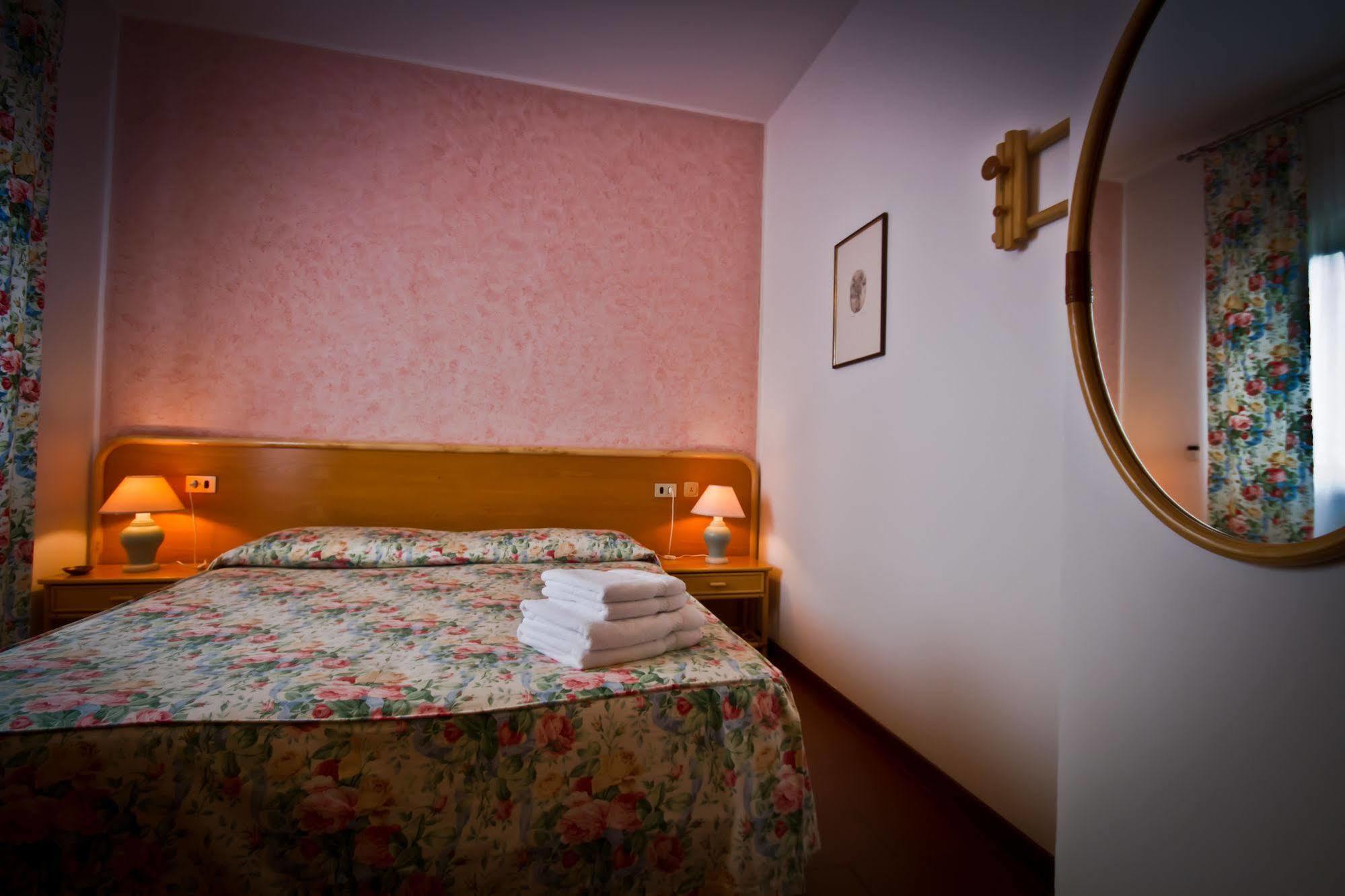 Villa Phoenix - Lake Apartments Riva del Garda Luaran gambar