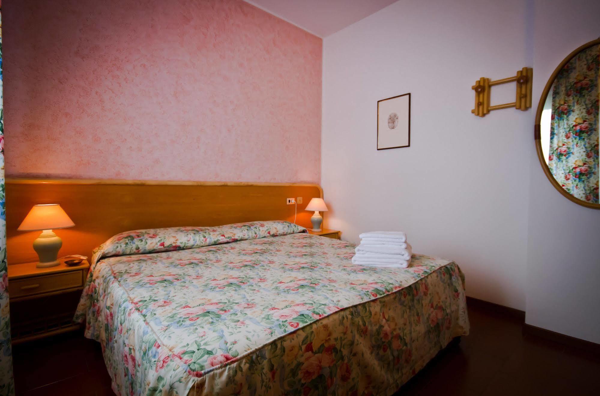 Villa Phoenix - Lake Apartments Riva del Garda Luaran gambar